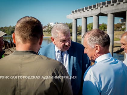 На Славянском мосту заливают бетоном последний ростверк