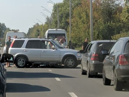 В Брянске на Флотской иномарка сбила мотоциклиста