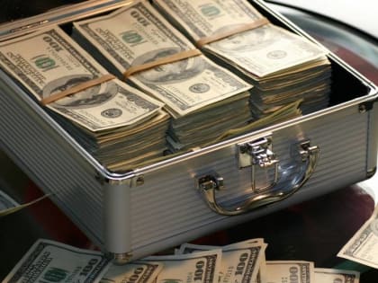 Жители Брянской области еще полгода не смогут снимать наличную иностранную валюту