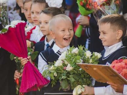 Власти Брянска поздравили школьников и учителей с Днём знаний