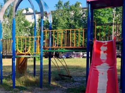 В Володарском районе Брянска прокуратура выявила 10 опасных детских площадок