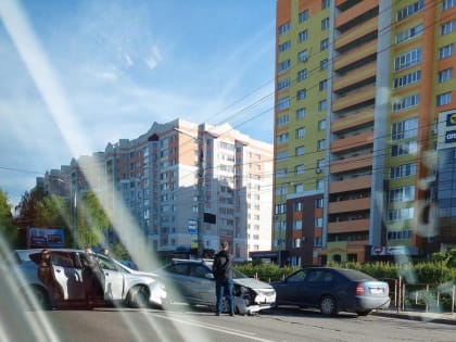 В Брянске два автомобиля столкнулись возле гипермаркета «Атлас»