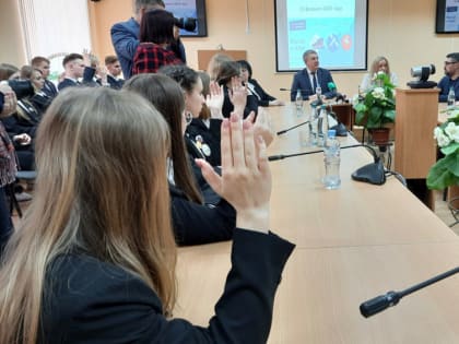 Брянский губернатор Богомаз в лицее № 27 побеседовал с учениками о военной спецоперации