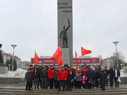 Брянские коммунисты отметили 106-ю годовщину создания Красной Армии и ВМФ.