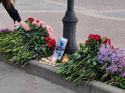 Жители Клинцов в Брянской области несут цветы в память о лётчиках, которые погибли 13 мая в результате крушения вертолёта Ми-8. Стихийный мемориал появился на центральной площади г