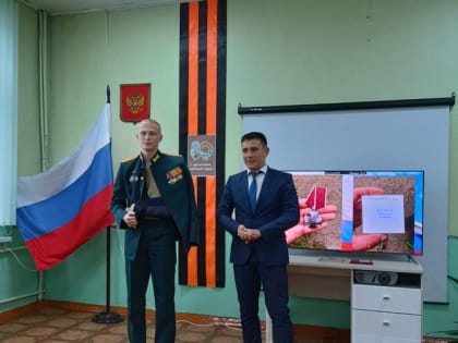 Сегодня глава района Александр Гаврилов вручил юбилейную медаль «80 лет освобождения Брянской области» офицеру мотострелковых войск Вооруженных сил Российской Федерации, нашему зем