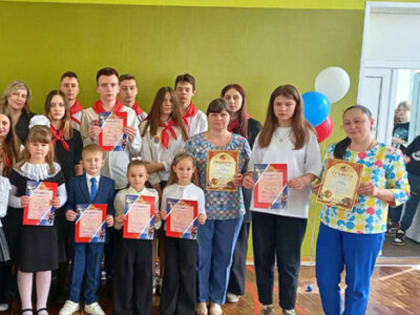 В брянских Клинцах, в третьей школе наградили юных пожарных и их учителей