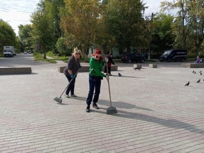 Коллектив МАУК "КДЦ" дружно навел порядок на площади Ленина