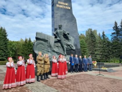 Возле брянского памятника воинам-водителям прошел праздничный митинг