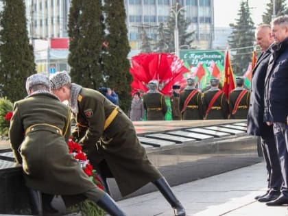 Александр Богомаз возложил цветы к Вечному огню в Гомеле