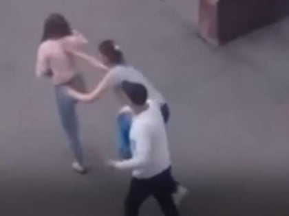 В Брянске под окнами библиотеки имени Толстого подрались пьяные девицы