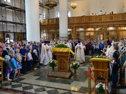 В преддверии нового учебного года в Брянском Кафедральном Соборе ста школьникам подарили канцелярские наборы