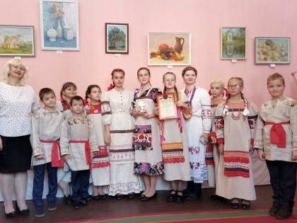 Стародубский ансамбль "Златоцвет" стал лауреатом областного фестиваля.