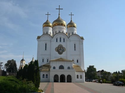 В Неделю 11-ю по Пятидесятнице митрополит Александр совершил Божественную литургию в Брянском кафедральном соборе