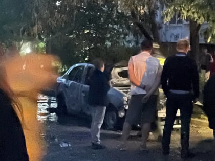 В Брянске сгорел автомобиль на улице Брянского Фронта