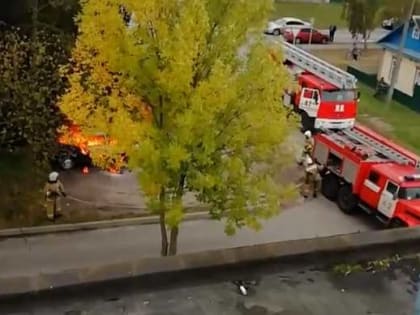 В Карачеве сняли на видео горящую машину