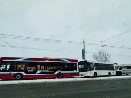 В Брянске новый троллейбус попал в массовую аварию