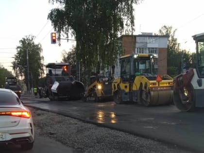 В Брянске начали укладывать асфальт на новых полосах дороги на улице Крахмалева