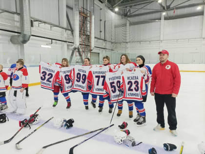 Женская хоккейная команда «Авангард» подарила климовчанам праздничную игру