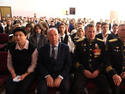 Урок мужества: моряки-подводники встретились с брянскими гимназистами