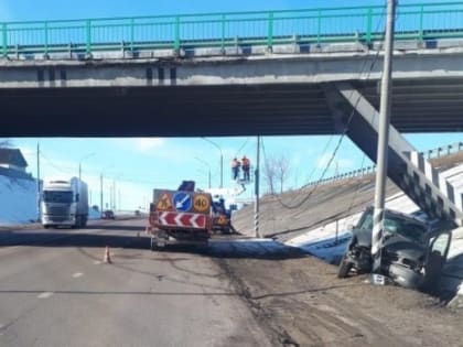 Микроавтобус врезался в столб в Брянском районе