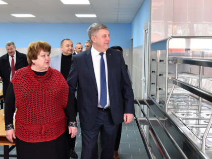 Губернатор Брянской области Александр Богомаз посетил отремонтированную школу №60