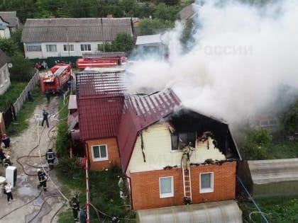 В брянском поселке Чайковичи произошел сильный пожар в частном доме