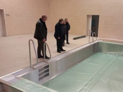 В городе Жуковка в строящемся детском саду установили новую ванну детского бассейна