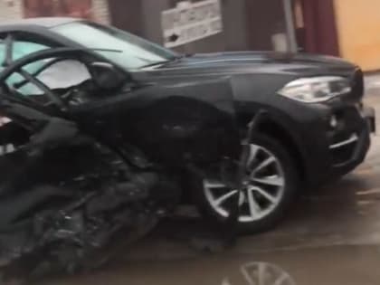 В Брянске на улице Флотской столкнулись два легковых автомобиля