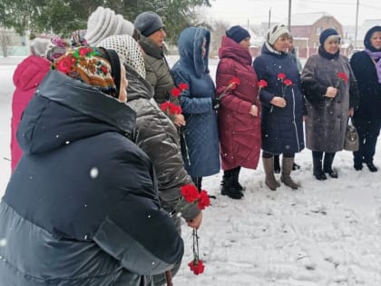 Ветераны Брянского района возложили цветы к мемориалу Неизвестному солдату