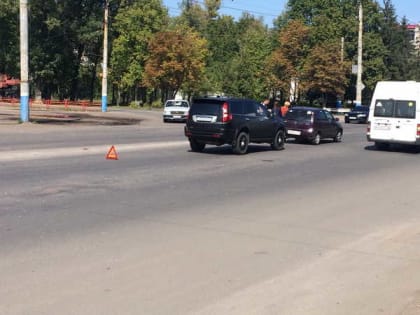 В Брянске возле троллейбусного депо столкнулись внедорожник и легковушка