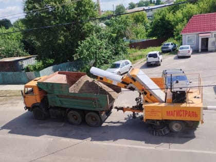 Улицы Стародуба подметает специальная машина-пылесос