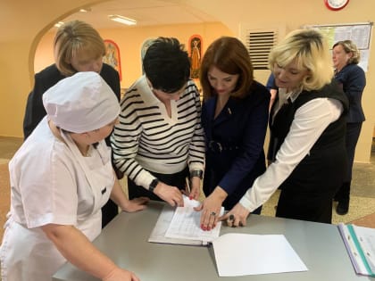 Антонина Катянина в рамках депутатской деятельности в составе мониторинговой группы посетила МБОУ СОШ № 67 города Брянска