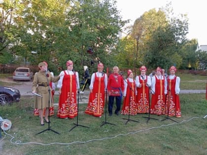 "Поём всем двором"