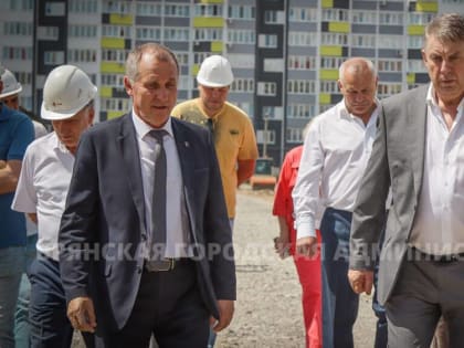 Завершается строительство дороги с велодорожкой на улице Иванова в Брянске