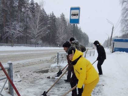 В нашем городе уже несколько дней ведется уборка снега МУП «Торговые ряды».