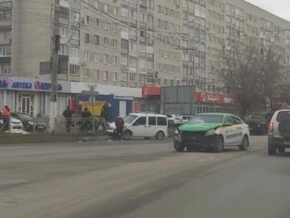 В Брянске на Самолёте разбились такси и легковушка