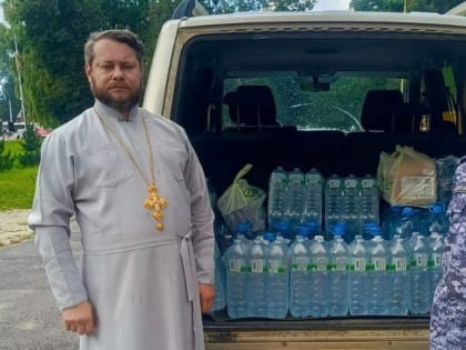 В Брянске священнослужители передали воду участникам СВО