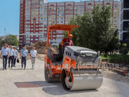 Власти проверили строительство первой в Брянске дороги с велодорожкой