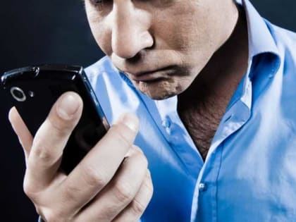 В Севске уголовник попросил на пару минут у женщины телефон и продал его