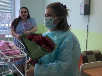 Представители власти поздравили в брянском роддоме появившихся на свет 7 января малышей
