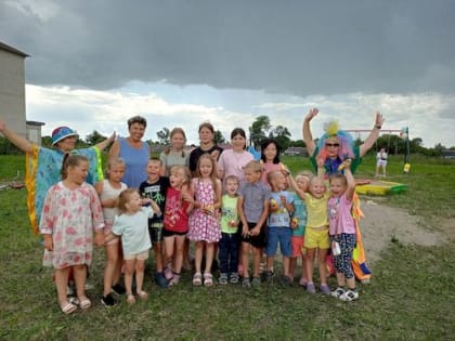 В Карачевском селе Гощь установлена детская игровая площадка