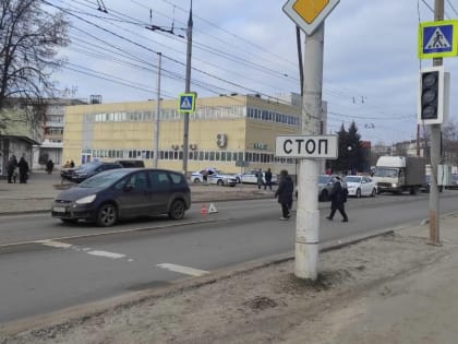 В Брянске водитель иномарки сбил на переходе 10-летнего ребенка и его 34-летнего отца