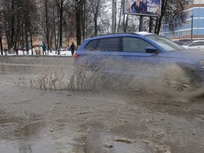 Из-за таяния снега залитые лужами дороги Брянска стали опасными для автомобилистов