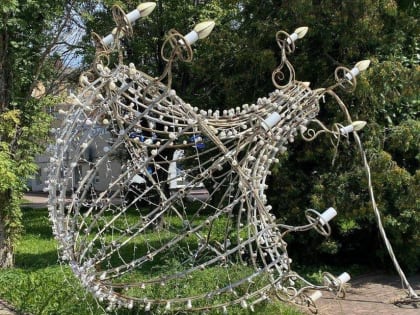 Уличная инсталляция в Брянске стала складом запчастей