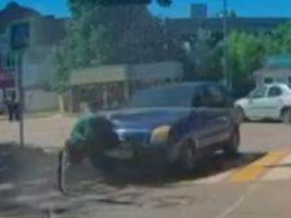 В Дятьково сняли на видео наезд легковушки на женщину на пешеходном переходе