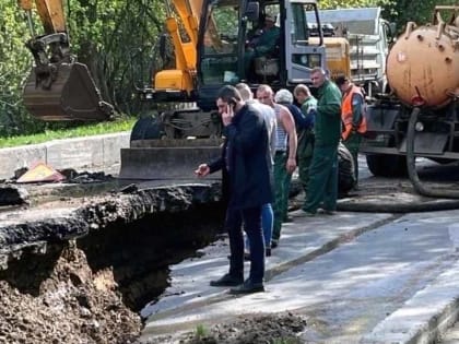 В Брянске из-за огромного провала на улице Урицкого скорректировали маршруты №№1, 22 и 52