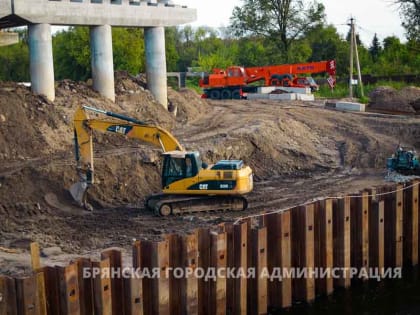 Последнюю опору Славянского моста в Брянске приходится строить, «откачивая» Десну