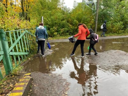 В Брянске под воду ушла дорога к школе №58