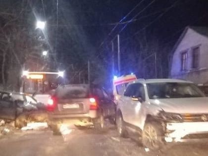 В лобовом столкновении автомобилей на улице Калинина в Брянске никто не пострадал